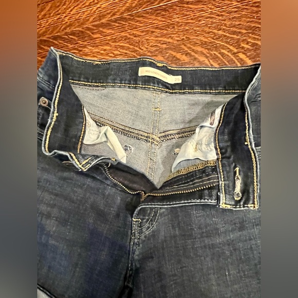 Levi’s Mid Length Shorts - Picture 3 of 3